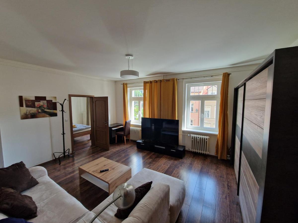Apartman 63M2 S Balkonem V Lazenskem Centru Karlovy Vary Bagian luar foto