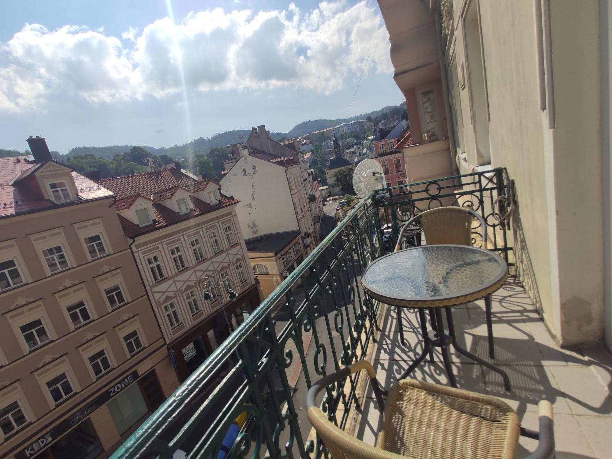 Apartman 63M2 S Balkonem V Lazenskem Centru Karlovy Vary Bagian luar foto